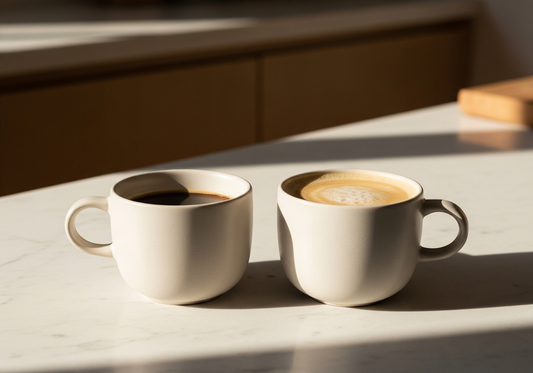 Café adaptogène vs café classique : deux tasses côte à côte