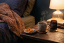 Boisson aux champignons adaptogènes avec cordyceps sur une table de chevet, ambiance nocturne apaisante