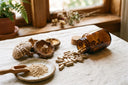 Gélules de shiitake, champignons shiitake séchés et poudre d'extrait posés sur une surface en lin clair