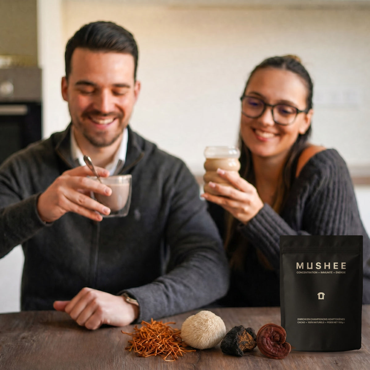 Mushee Cacao dégusté à la maison, avec le paquet et les 4 champignons : Cordyceps, Lion's Mane, Chaga et Reishi
