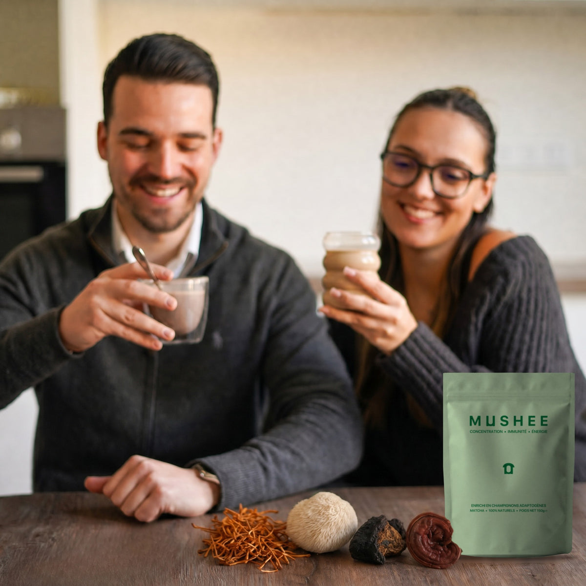 Mushee Matcha dégusté à la maison, avec le paquet et les 4 champignons : Cordyceps, Lion's Mane, Chaga et Reishi